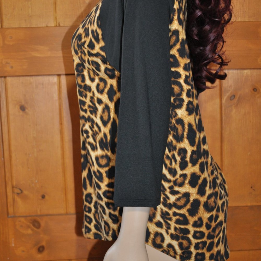 Women's Casual ragland style top Leopard print body and black sleeves. Plus size - Picture 3 of 4